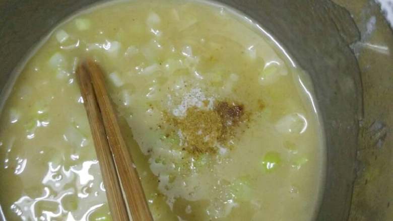 葱花饼,趁油热倒一些十三香进去(多放点也没事),继续搅。然后……放盐(也可以多放一些)搅一搅就成了