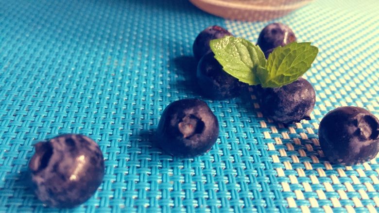 香蕉蓝莓苹果汁,材料全部切碎倒入榨汁机,榨汁