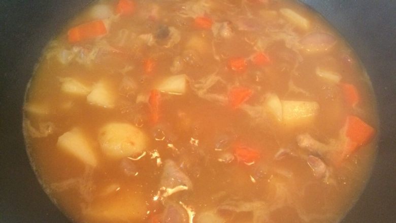 咖喱土豆鸡 🍎,放入咖喱, 待溶解后转微火炖煮(中间可搅拌一下,防止沾锅)
