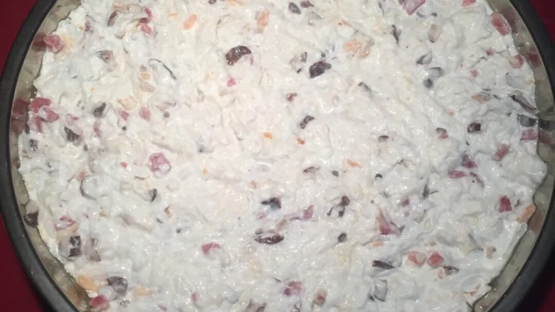 广式萝卜糕,用一个蒸糕盘子里面抹点油,把萝卜粉浆倒进去,抹平。
