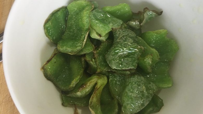 菠萝古老肉,把青椒也炸一下,肉条炸第二遍。