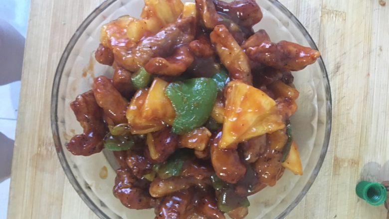 菠萝古老肉,等到锅里糖醋汁变厚了,关火放入炸好的肉条,青椒和菠萝搅拌匀,就可以出锅了!