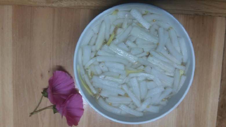 酸甜萝卜条,装入容器中,盖上保鲜膜,如果萝卜切丝当天就可以吃。