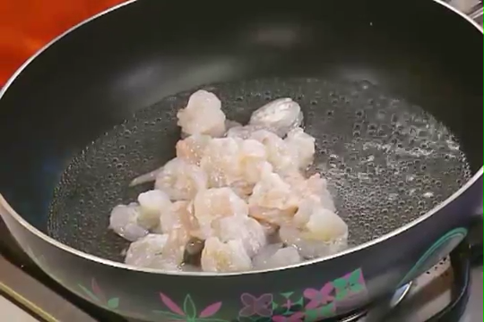 凤梨虾仁,煮一鍋熱水,將草蝦仁下鍋汆燙約1分鐘後撈起