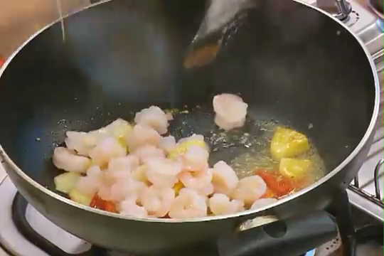 凤梨虾仁,續放入魚露、椰糖、檸檬汁與作法1的草蝦仁,起鍋前再加入去殼花生與<a style='color:red;display:inline-block;' href='/shicai/ 131'>香菜</a>末即可