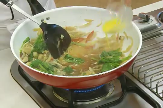 勝丼(炸豬排丼),放入菠菜,倒入蛋液