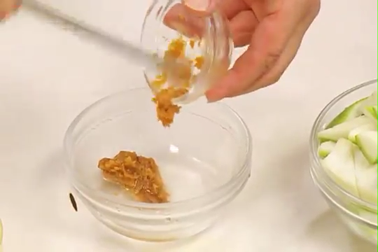 沖繩炒絲瓜,赤味噌用熱水調勻,備用