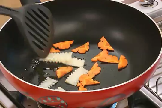 沖繩炒絲瓜,起油鍋,爆香薑片、紅蘿片