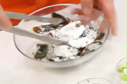 泰式宮保皮蛋,熱油鍋油溫約180度，將熟皮蛋去殼，切成四等份後，沾上麵粉