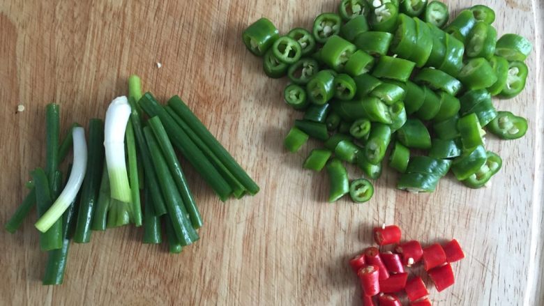 小炒千叶豆腐,将青红辣椒切段，<a style='color:red;display:inline-block;' href='/shicai/ 3250'>葱</a>也切成<a style='color:red;display:inline-block;' href='/shicai/ 3250'>葱</a>段备用