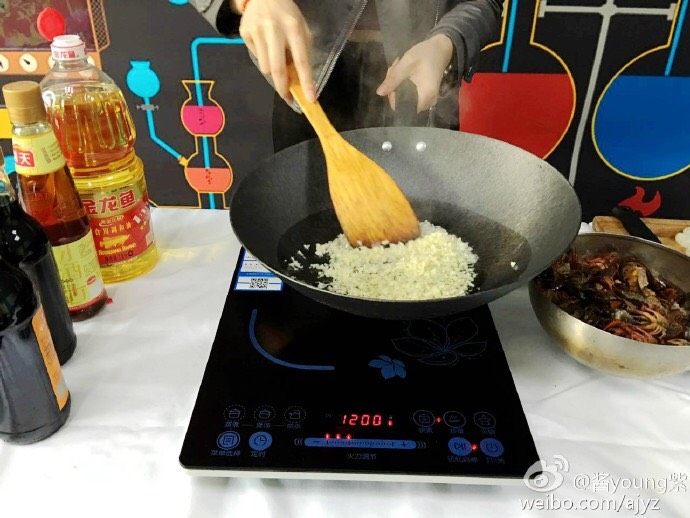 蒜蓉火爆小龙虾,放入蒜末,用锅内热油爆炒,至蒜香味完全散发,颜色往金黄色靠近即可