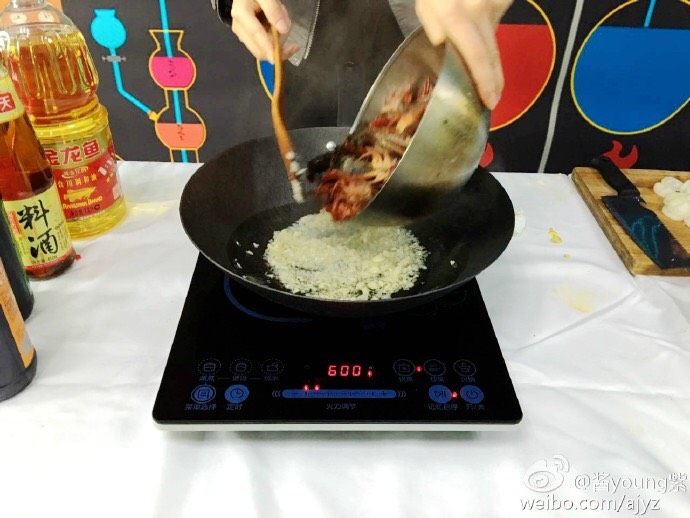 蒜蓉火爆小龙虾,倒入处理好的龙虾至锅内,并爆炒一分钟。