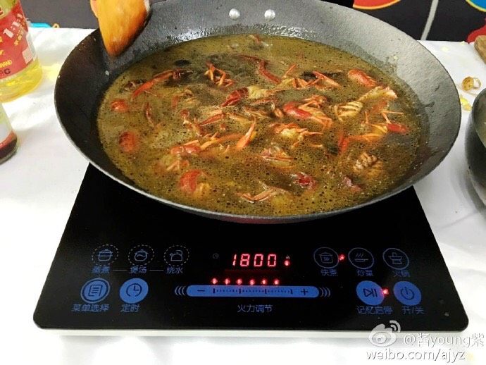 蒜蓉火爆小龙虾,收汤入味的过程需要10-15分钟具体可以看汤的多少来决定,在过半时间过程中放入盐和<a style='color:red;display:inline-block;' href='/shicai/ 717'>味精</a>(由于生抽用于提味调色,所以盐是必须另外放的哦!)