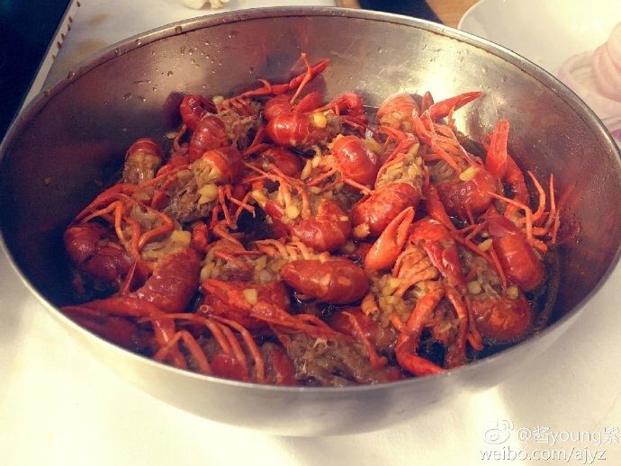 蒜蓉火爆小龙虾,美味的蒜蓉小龙虾就出锅啦,是不是看看就很美味捏!此款小龙虾属于龙虾中相对比较清淡的,适合不能吃辣,但却抵挡不住想吃小龙虾的心的你!