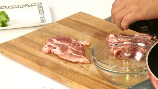 煎豬排,用刀將梅花肉排筋切斷。