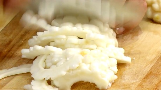 鹹蛋炒苦瓜 ,<a style='color:red;display:inline-block;' href='/shicai/ 55'>苦瓜</a>去籽切薄片以開<a style='color:red;display:inline-block;' href='/shicai/ 156925'>水</a>汆燙約10秒去苦澀味後沖涼瀝乾<a style='color:red;display:inline-block;' href='/shicai/ 156925'>水</a>