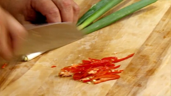 鹹蛋炒苦瓜 ,熟鹹蛋切碎，蔥、<a style='color:red;display:inline-block;' href='/shicai/ 62'>辣椒</a>切絲，蒜仁切碎。