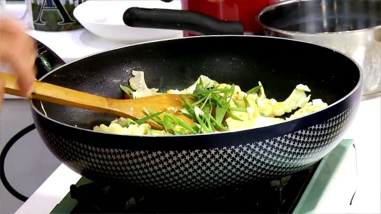 鹹蛋炒苦瓜 ,熱鍋下2大匙油，小火炒香蔥、薑、蒜後，加入苦瓜、鹹蛋及調味料，中火炒約30秒後再灑上<a style='color:red;display:inline-block;' href='/shicai/ 847'>香油</a>即可