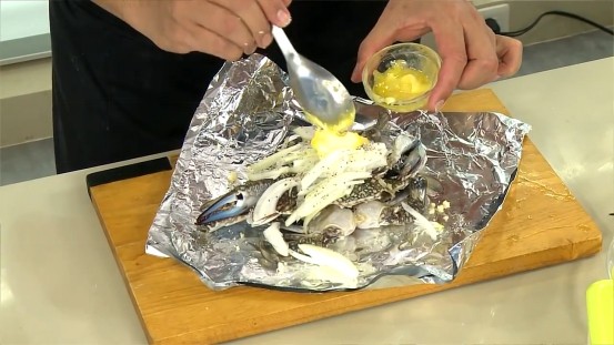 烤奶油螃蟹,準被錫箔紙，放上螃蟹、蒜、洋蔥、鹽、<a style='color:red;display:inline-block;' href='/shicai/ 134333'>黑胡椒</a>與<a style='color:red;display:inline-block;' href='/shicai/ 886'>奶油</a>，用錫箔紙包好