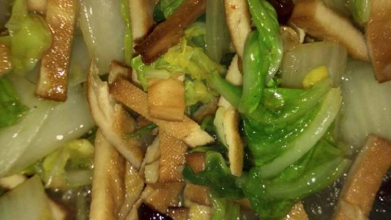 香干白菜,放一会儿,入入味就可以吃了😁