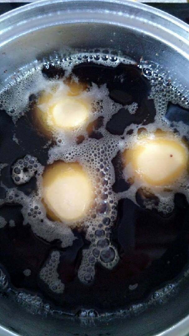 芝心南瓜球#甜蜜美味#,油温四成放入南瓜球,用中火炸成金黄色即可