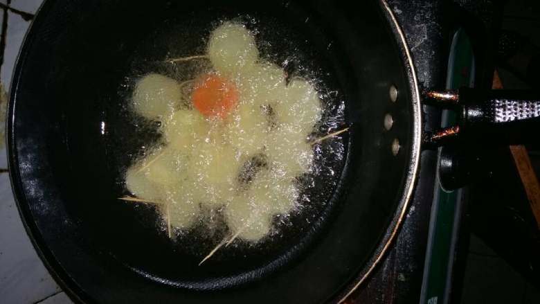 酸奶土豆片。,锅烧热加色拉油，倒入土豆片慢中火炸至两面有点金黄色。