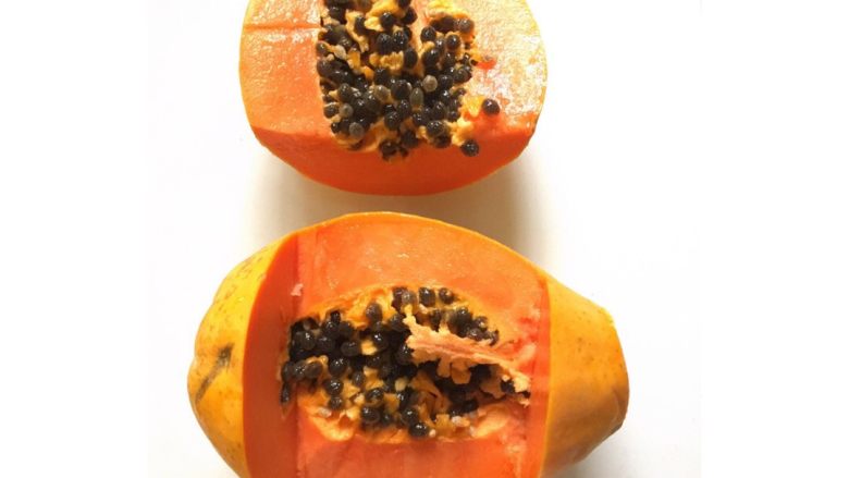 木瓜水果船#甜蜜美味#,把木瓜切开,成船形,去盖。