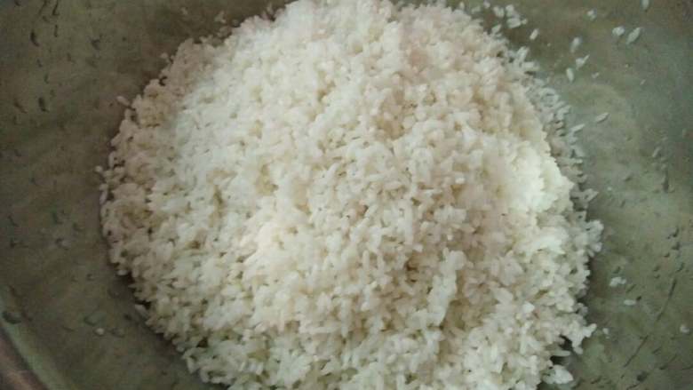 黄金糯米蛋,糯米泡3个小时,洗净捞出,过滤