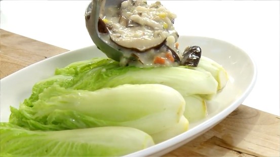 奶油糙米燴芽白,將煮好的料林至白菜芽上即可。