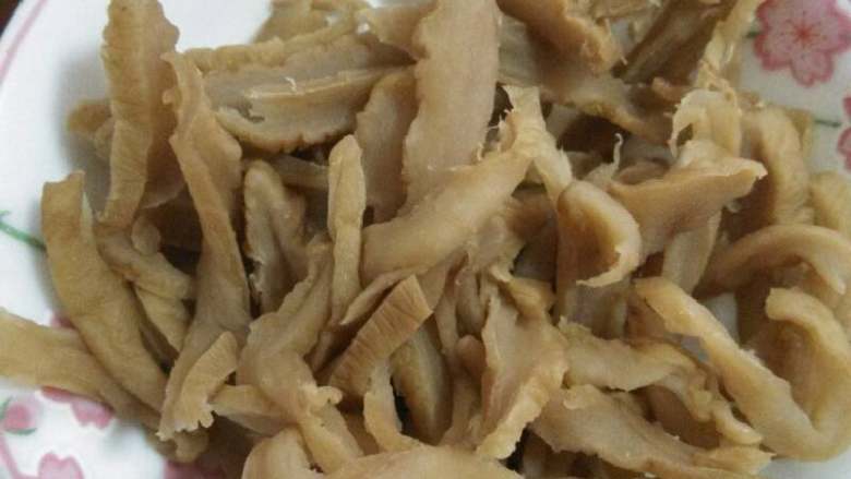 鲶鱼菜脯汤,菜脯(萝卜干)洗干净切成条
