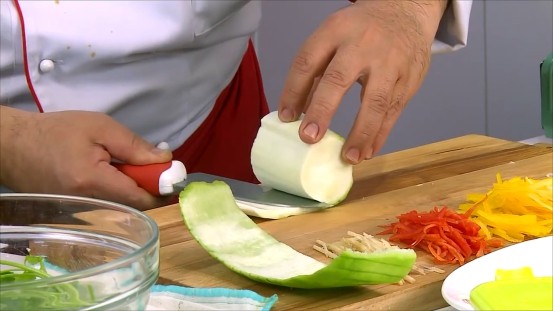 三色絲瓜麵,絲瓜洗淨，用刀背刮除粗皮，切成圓片狀再切小條狀。