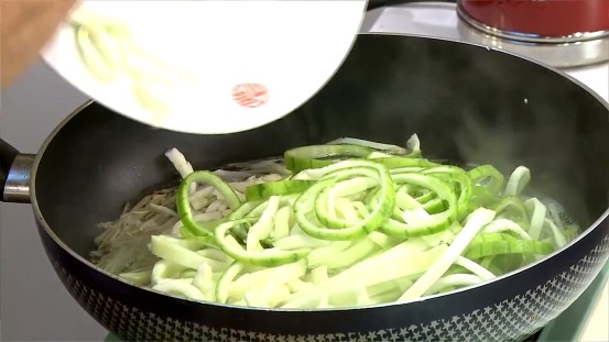 三色絲瓜麵,備滾<a style='color:red;display:inline-block;' href='/shicai/ 156925'>水</a>加入及竹筍、絲瓜、調味料，煮滾即可捞出丝瓜。