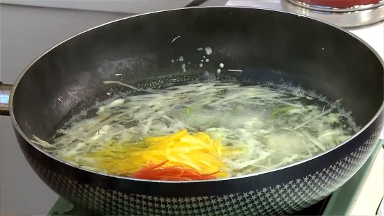 三色絲瓜麵,再倒入红黄甜椒略煮一下即可