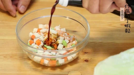 什蔬筍丁蝦鬆,將作法1的材料和蒜末、薑末放入大碗中,加 入所有的調味料拌勻