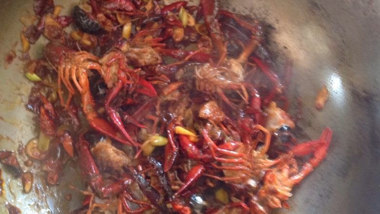 爆炒小龙虾,倒入小龙虾,继续翻炒,为了防止扒锅,可适量倒入锅里一点水