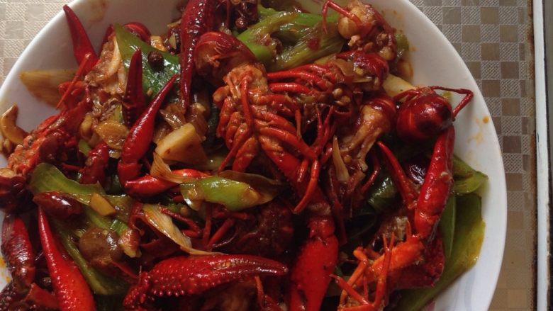爆炒小龙虾,好了,出锅,装盘
