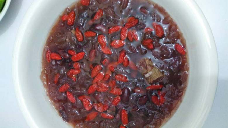 西洋参红腰豆银耳枸杞羮#甜蜜美味#,再加入洗净<a style='color:red;display:inline-block;' href='/shicai/ 673'>枸杞</a>子关火，焖10分钟即可。oK。