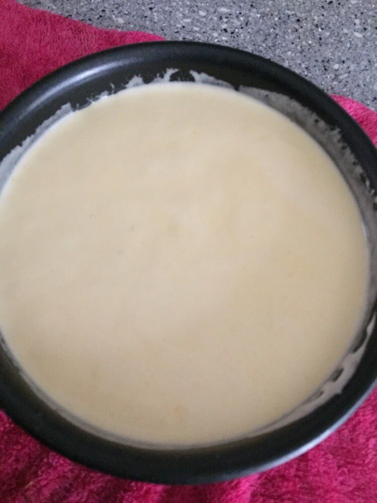 裸蛋糕,把以打发好的蛋白分两次倒进蛋黄面糊当中,用刮刀上下均匀搅拌,把气泡震出