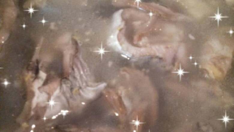 鲶鱼菜脯汤,把菜脯条里的咸煮出来就好了,全程不用加任何调料,因为菜脯是腌制的,本身带了咸,而鲶鱼是用冷水煮的,鲜甜已被煮在汤中