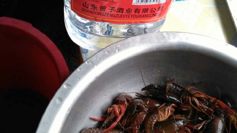 麻辣小龙虾,一,用高度白酒适量,将小龙虾浸一下,盖上盖子,使其酒醉,味美。
