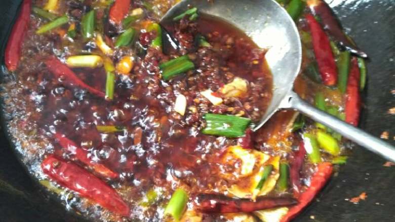 麻辣小龙虾,多放油,爆锅,下料炒香。滴几滴醋爆香。