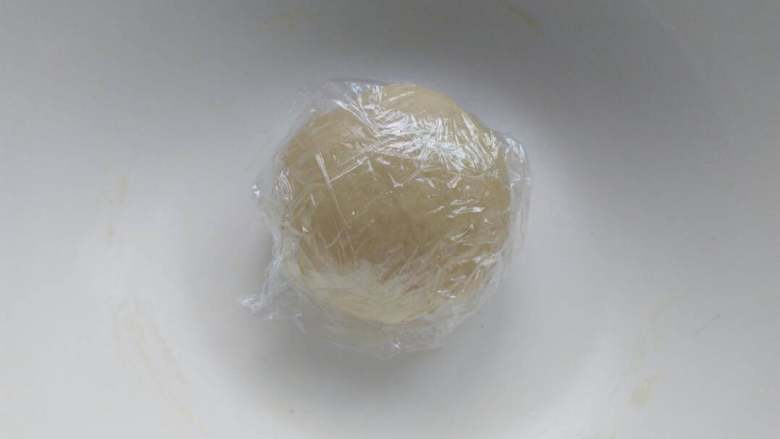 ≈苹果玫瑰花≈#甜蜜美味#,和成光滑的面团,饧10分钟