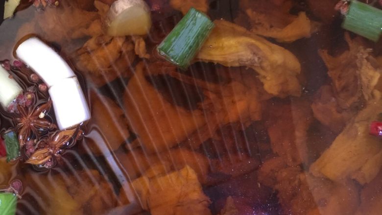 香菇炖鸡,锅中放入干净的凉水 把所有作料放锅里 香菇暂时不放 把肉块一起放锅里