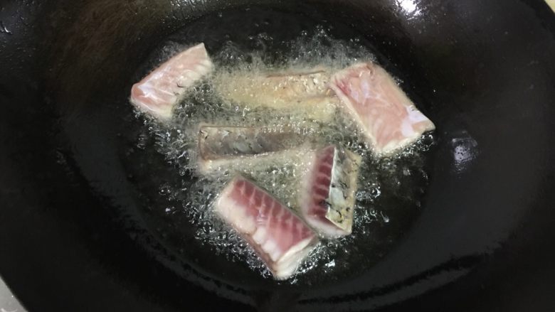武汉版糍粑鱼,腌制好后把鱼块取出来放在厨房纸上吸干水分(以免溅油),然后放在热油锅里炸。