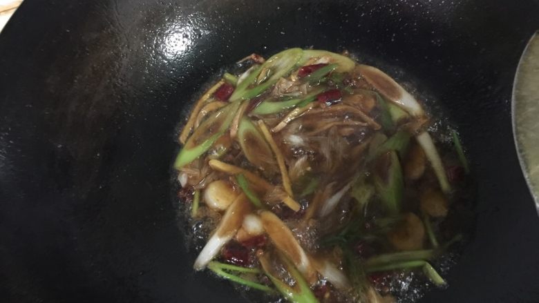 武汉版糍粑鱼,加少许糖,适量生抽和20ml水(如果喜欢吃酥脆的请不要加水,上次川菜馆里就是没有加水的)。