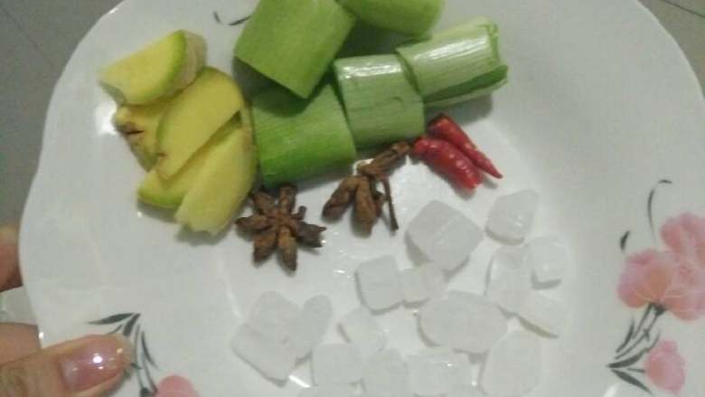 红烧排骨,准备好如图的材料,姜切厚片、葱切段、小辣子切两半、八角(大料)、<a style='color:red;display:inline-block;' href='/shicai/ 866'>冰糖</a>备用