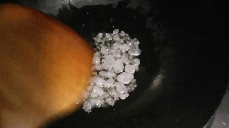 红烧排骨,大火热锅加入食用油,油稍稍冒烟后改中火,加入冰糖,用铲子轻轻搅动,让冰糖融化