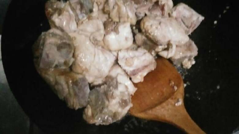 红烧排骨,等到油里的冰糖液体变成棕色(别火大了,可以颜色稍稍浅点,千万不要火大糊了),下淋干水的排骨快速翻炒