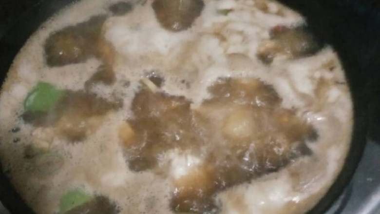 红烧排骨,大火至汤翻滚出沫子,用勺子去掉沫子,(这个时候可以尝尝汤够不够咸)然后改中小火炖半小时至40分钟(乐意吃烂点的就多炖会,但是记得盖锅盖,不然汤蒸发太快容易糊锅)