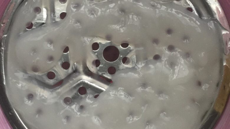 自制江水鱼鱼,拌匀后放锅内用文火煮沸,用一大盆内盛满冷水,上面放一蒸盘(如图),将煮沸的浆倒入(如图)。